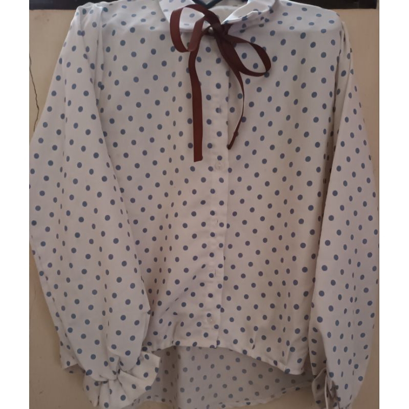 preloved blouse polkadot putih
