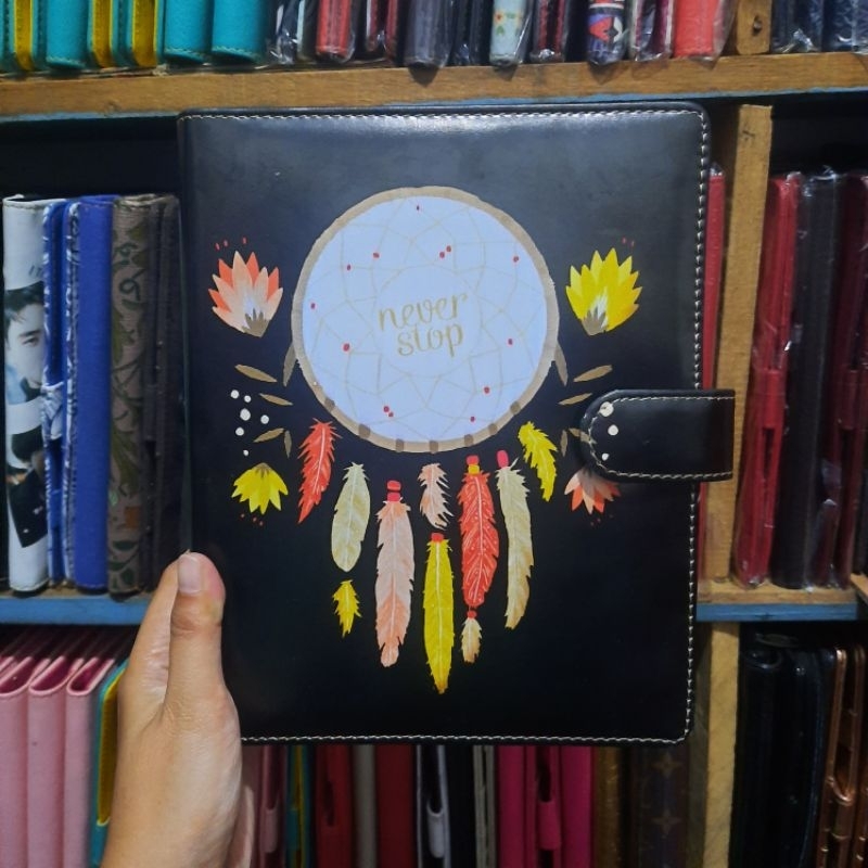 

Binder Motif Binder Premium Bestseller Binder Kulit Sintetis Binder Printing Limited Stock A5 20ring B5 26ring