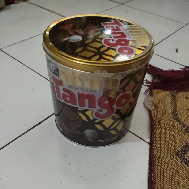 

TANGGO WAFER KALENG