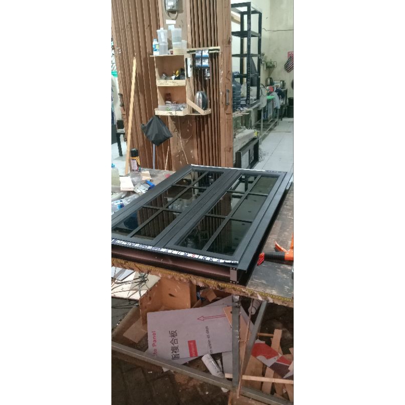 jendela +kusen aluminium 2 daun ornamen 3 inci lebar 100cm x tinggi 120cm hitam ,coklat