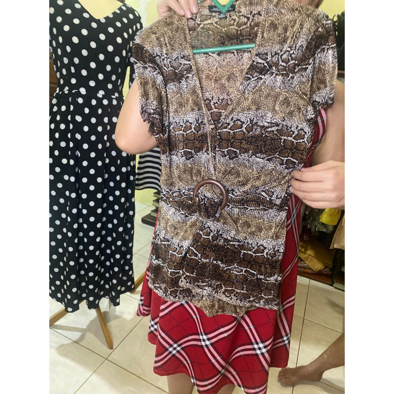 kemeja rajut coklat motif ular wanita