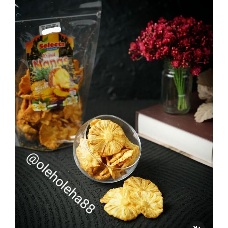 

KERIPIK NANAS CRISPY 150GR SELECTA ENAK, RENYAH, HALAL FREE BUBBLEWRAP