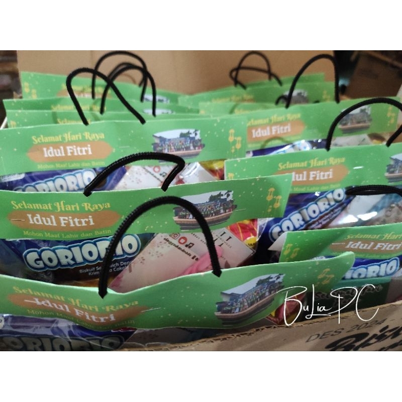 

Bingkisan snack THR Lebaran