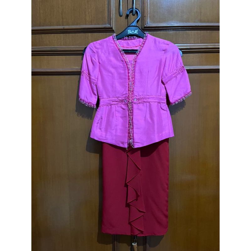 PRELOVED SATU SET KEBAYA ANAK Warna Fuschia minor defect  + Rok Maroon