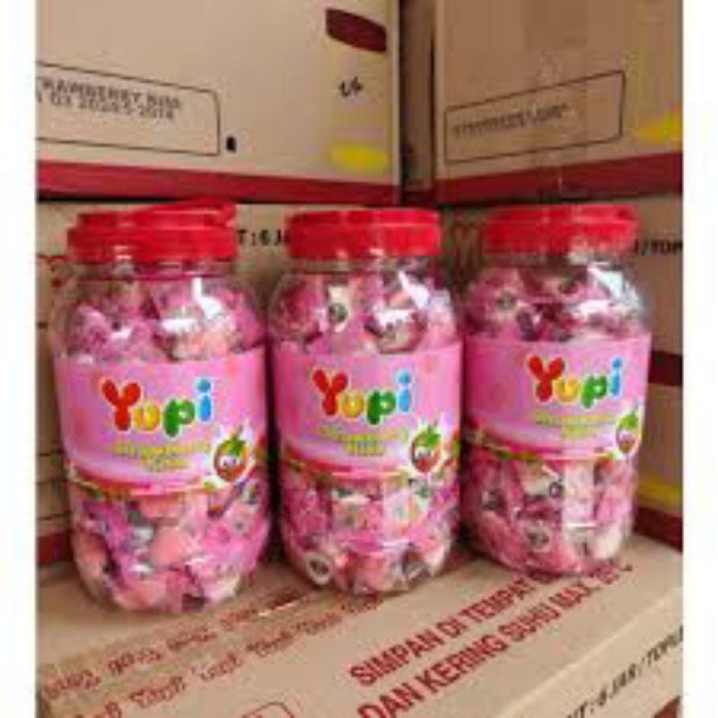 

yupi toples strawberry kiss kemasan karton