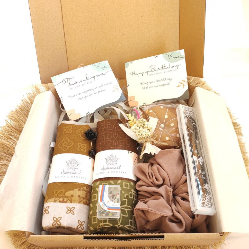 

Hampers Jilbab Voal Motif / Kado Wisuda / Kado Pernikahan / Kado Ulang Tahun / Hampers Wedding / Hampers Graduation / Hampers Anniversary / Hadiah Wisuda / Hampers Hijab / Kado Kekinian Termurah Terlaris / Jilbab Umama / Basic Voal Motif Umama