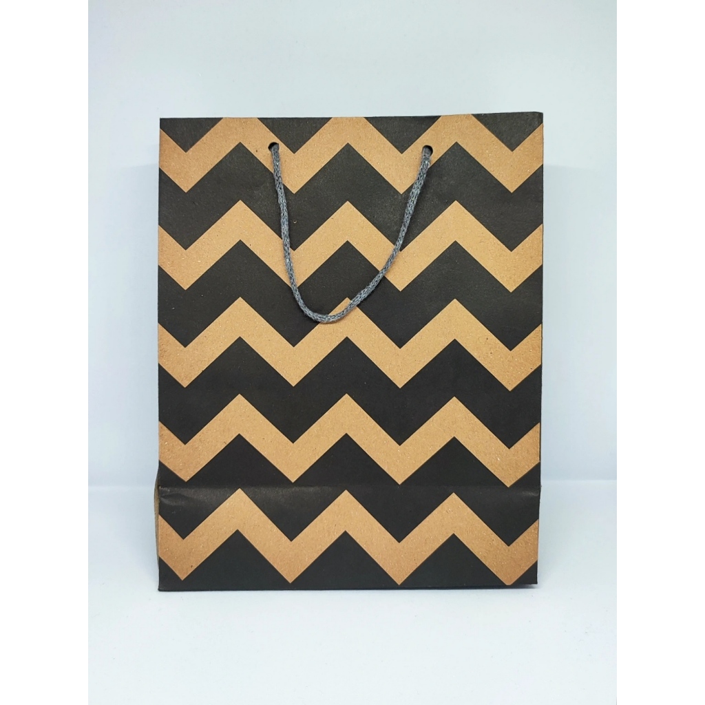 

Paper Bag motif zigzag ukuran 20x10x25