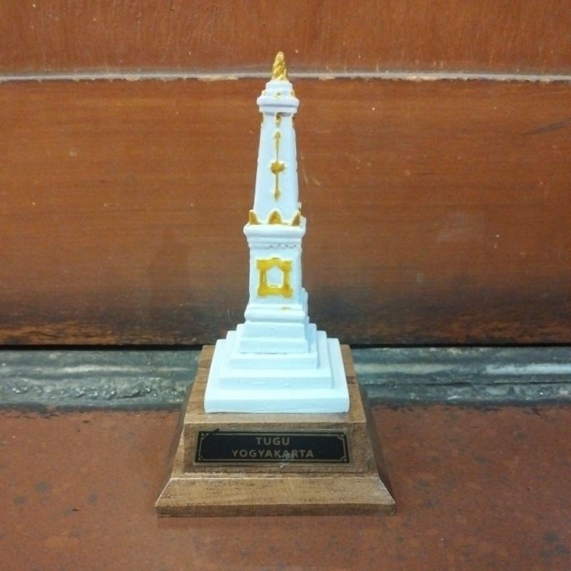 miniatur tugu jogja 7*7*13 bahan fiberglass/souvenir jogja