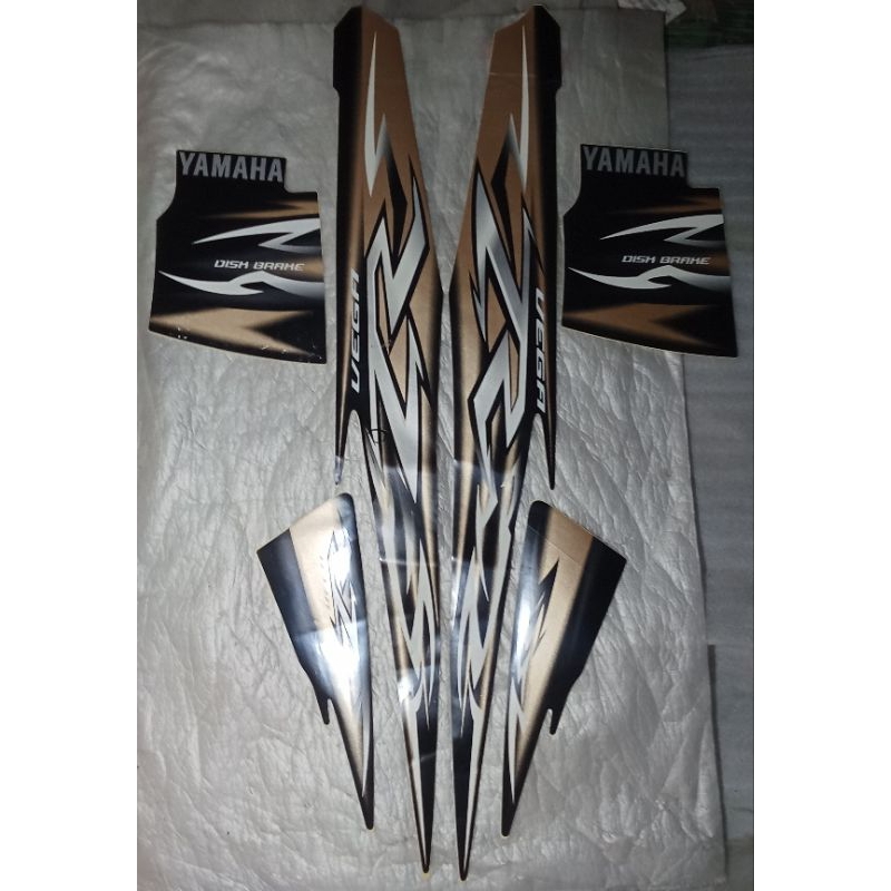 Striping stiker body kanan kiri full set Yamaha Vega ZR tahun 2009 warna hitam gold Original