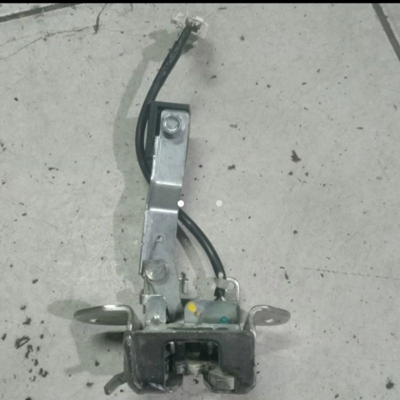 Door lock bagasi Agya Ayla original