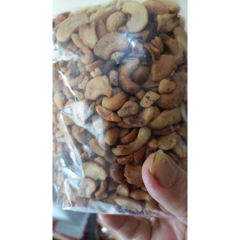 

Kacang Mede Patahan 1/2 KG ( MATANG )