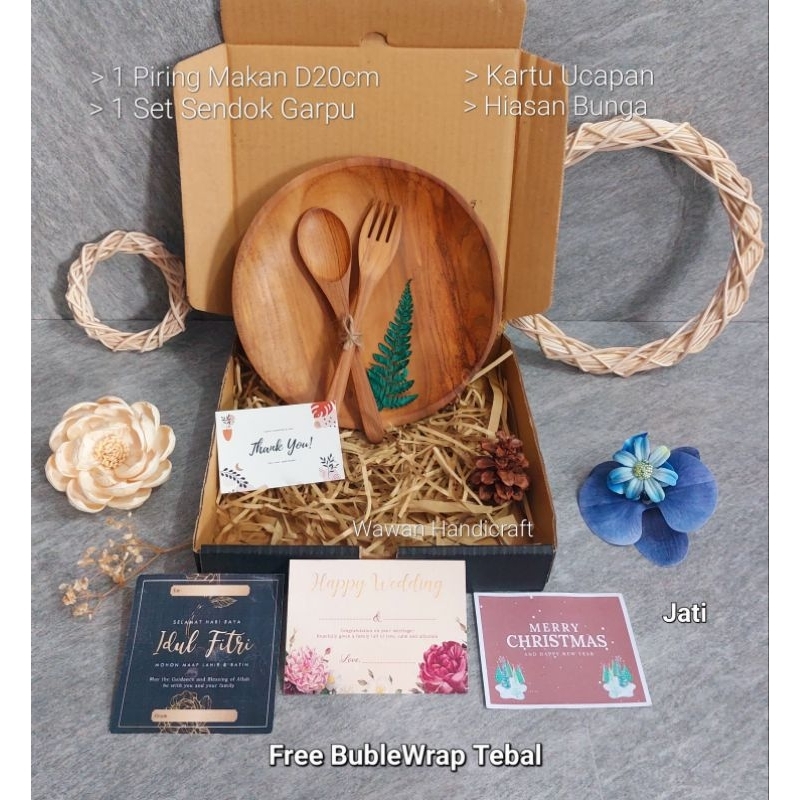 

hampers/hampers wedding/kado pernikahan/souvenir/set alat makan kayu jati/free gift card A016