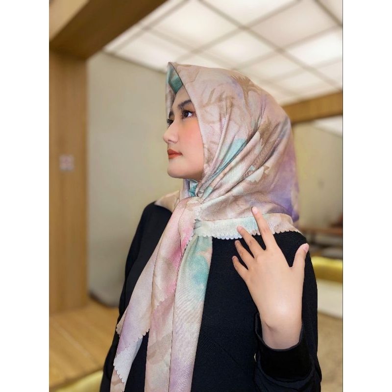 Hijab segi empat merk Sazhrascarf seri Almira warna olive green