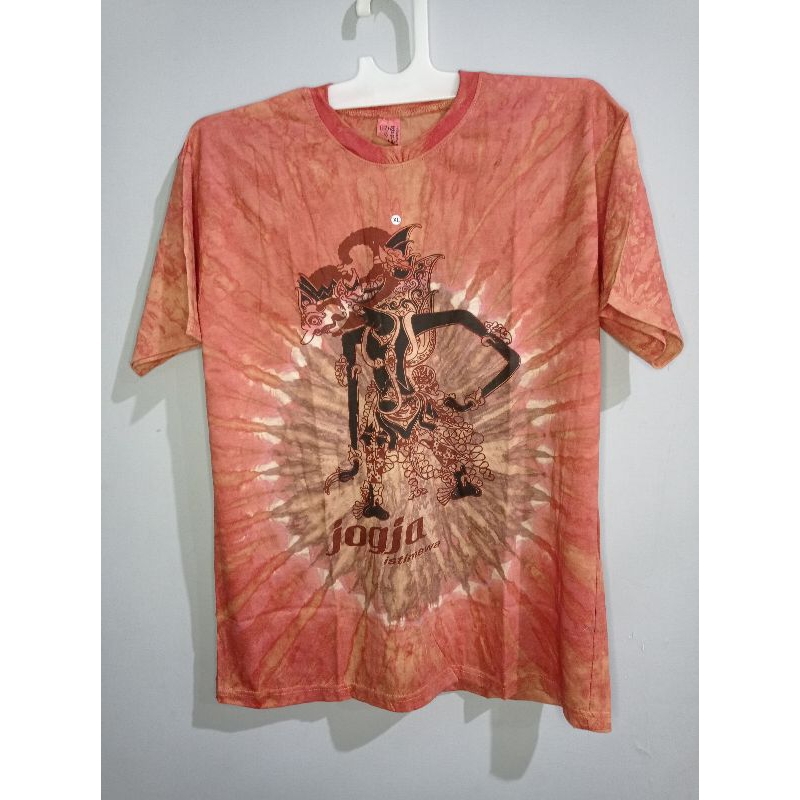 KAOS JOGJA (MERAH BATA) | KAOS KAOS JOGJA | KAOS BATIK JOGJA | KAOS KHAS JOGJA | KAOS OLEH-OLEH KOGJ