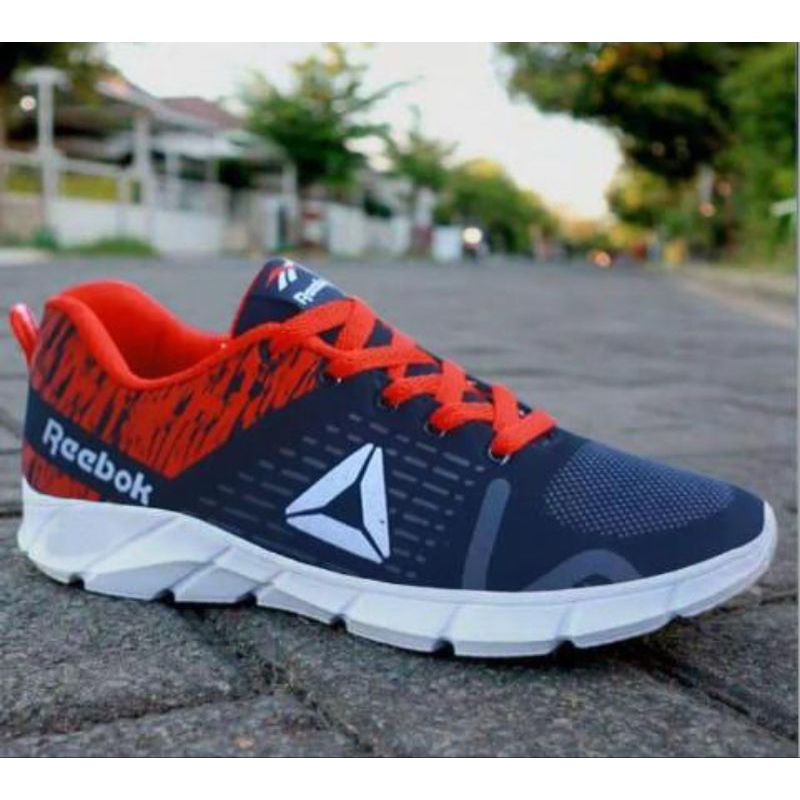 Sepatu olahraga reebok pria