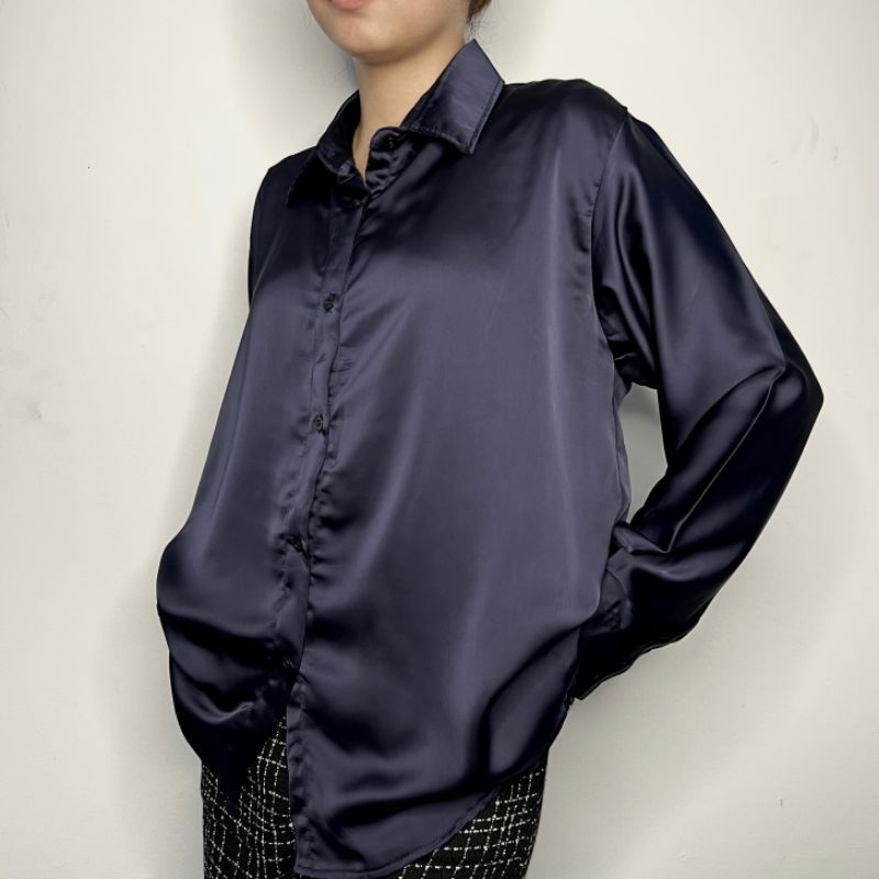 Kemeja satin silk hnm navy