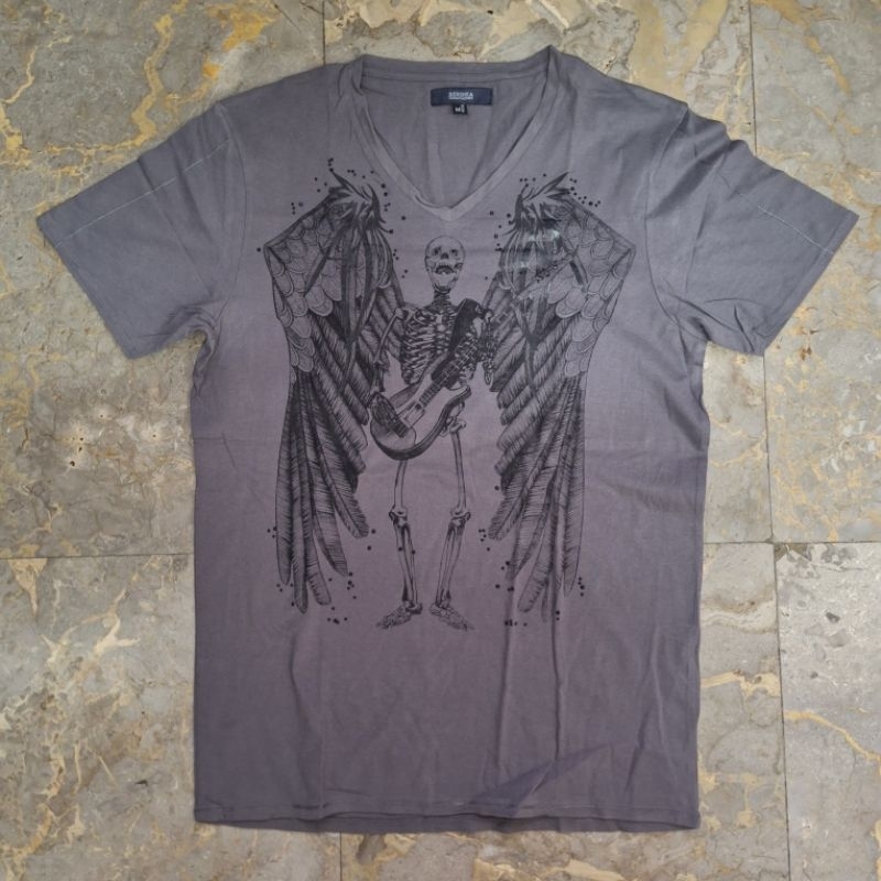 Preloved Baju Kaos Pria Bershka Size M Original