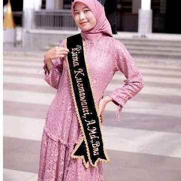 DUA LAPIS (SATU HARI JADI)SELEMPANG WISUDA BORDIR VARIASI RENDA EMAS DAN SILVER