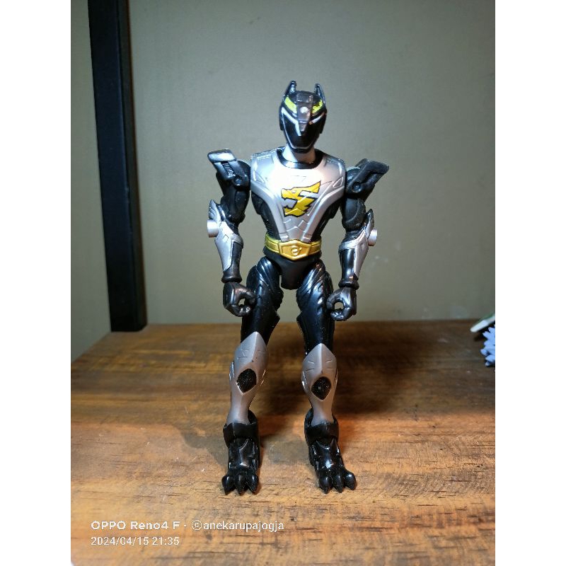 action figure power rangers hitam