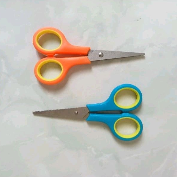 

GUNTING UKURAN SEDANG 12CM