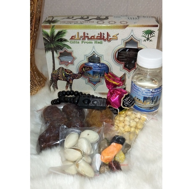 

Paket Oleh Oleh Haji Umroh / Souvenir arab dus kotak isi kurma + zamzam + kacang arab + kismis +cpklat lilit + coklat krikil + kacang pistacio