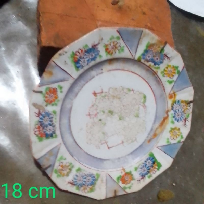 piring celadon hiasan lemari kaca ukuran 18cm motif bunga