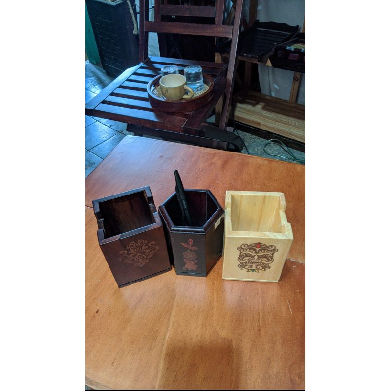 

Tempat pensil dari kayu