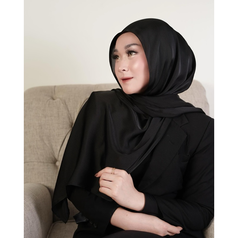 Pasheer in Black