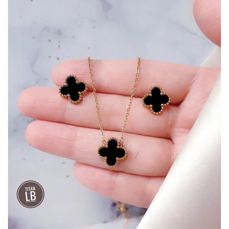 Titanium set perhiasan clover mata hitam / putih ( slide )