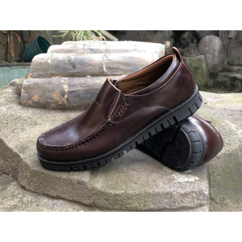 Sepatu casual pria kulit warna coklat
