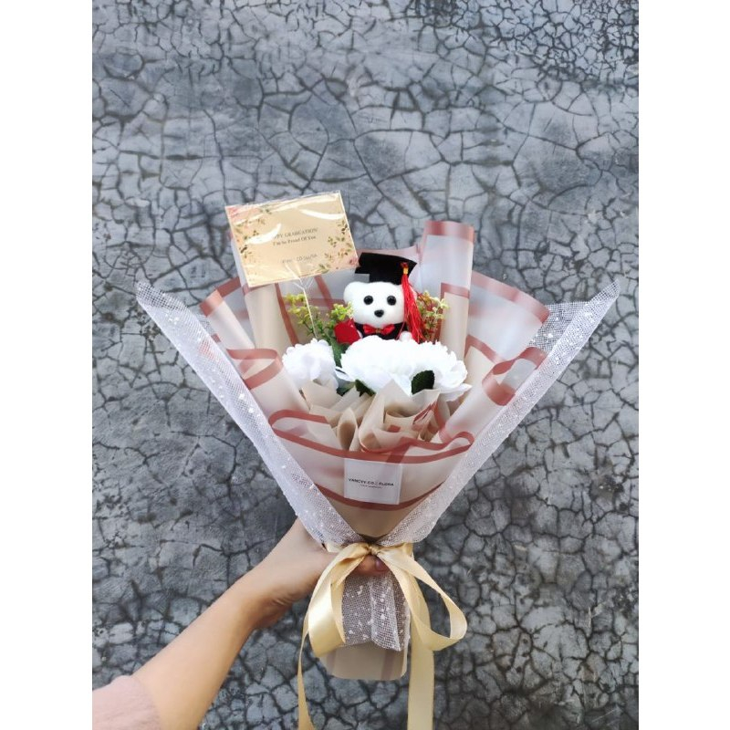 BUKET BUNGA WISUDA 1 BONEKA / BUKET BUNGA WISUDA VANCY FLORIST / BUKET BUNGA WISUDA READY BATAM / BU