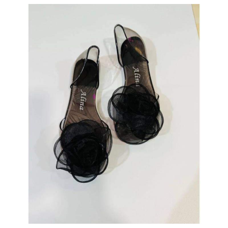 Sepatu motif bunga