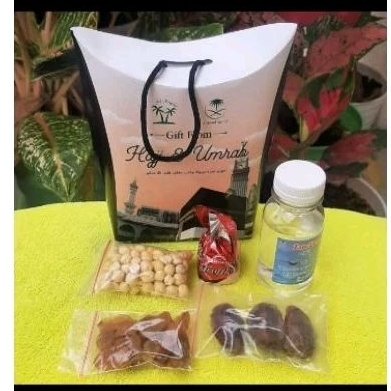 

paket oleh oleh haji umroh premium (air zamzam,kismis,kacang,kurma,coklat,botol dan dus kemasan)
