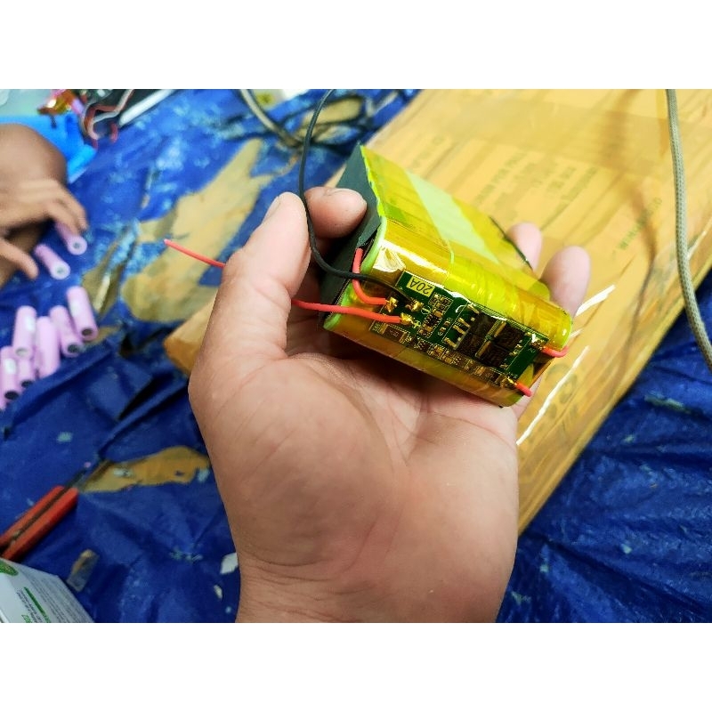 Batrai pack 7.4 volt. 12 Amper.  Dengan BMS 2s 20A.