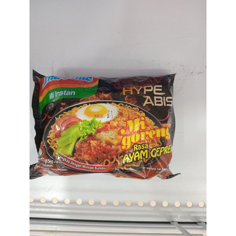 

indomie goreng ayam geprek / mie goreng ayam geprek / mi goreng / mie goreng / mi goreng pedas / mi goreng hot