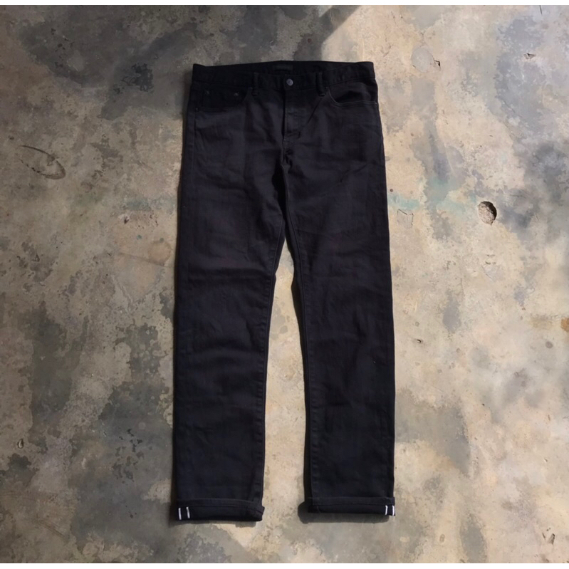 UNIQLO SELVEDGE BLACK JEANS