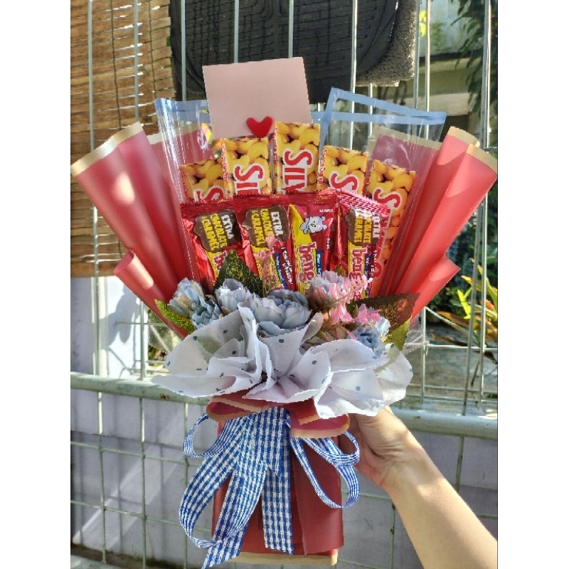 

BUCKET COKLAT+BUNGA FREE GREATING CARD(HARGA SUDAH TERMASUK PACKING KARDUS)