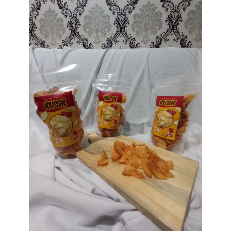 

Kripik Kentang Kusik kemasan 65gr rasa ayam bawang