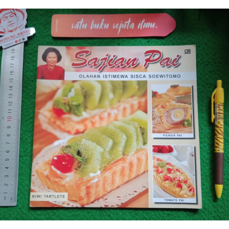 Buku Resep Sajian Pai by Sisca Soewitomo.
