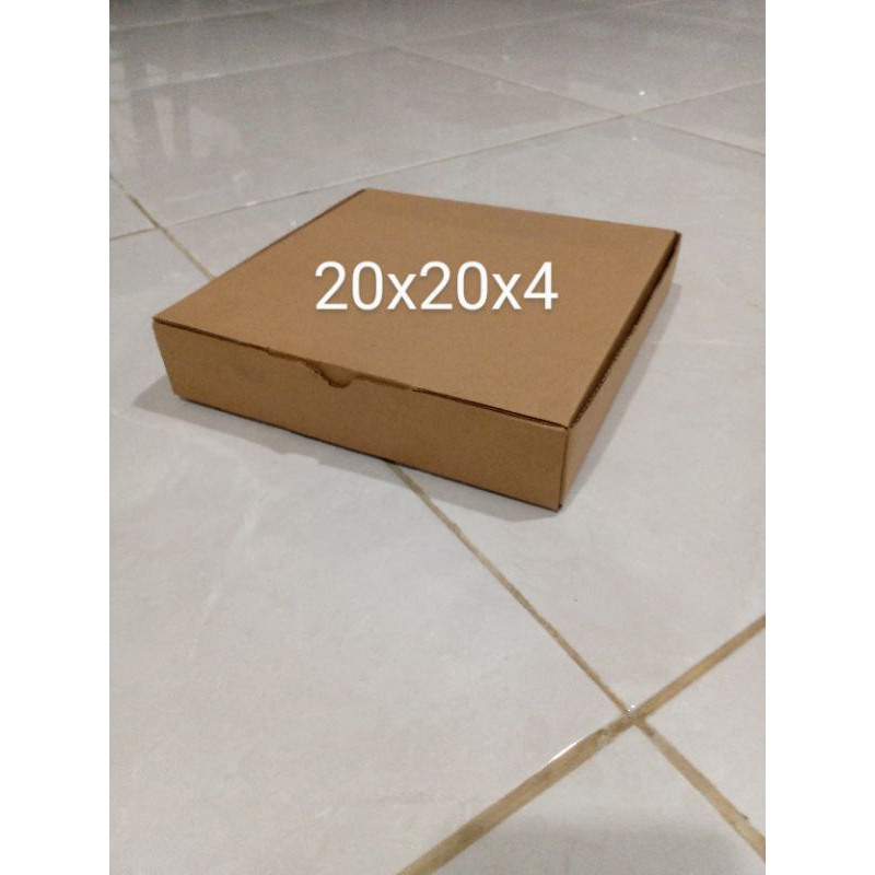 

kardus/karton/box uk. 20x20x4 cm dus die cut