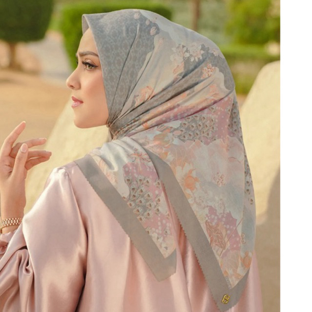 Preloved good condition Buttonscarves Arabian Night Square - Whirlwind XL