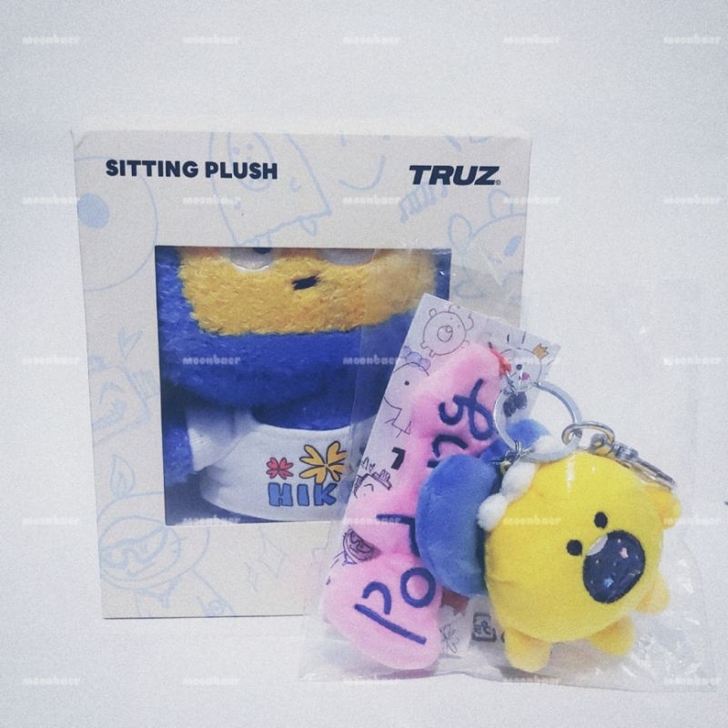 TREASURE TRUZ IMPRESSIVE PRESENT SITTING DOLL HIKUN, KEYRING PODONG