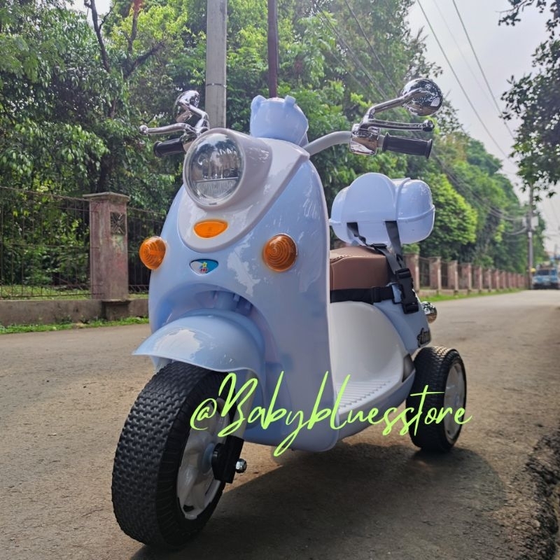 Mainan Motor Aki Anak  Scoopy PMB M338 Amore with Remote Control