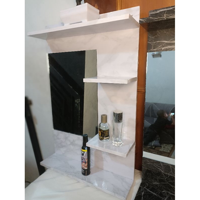 cermin makeup dan rak gantung