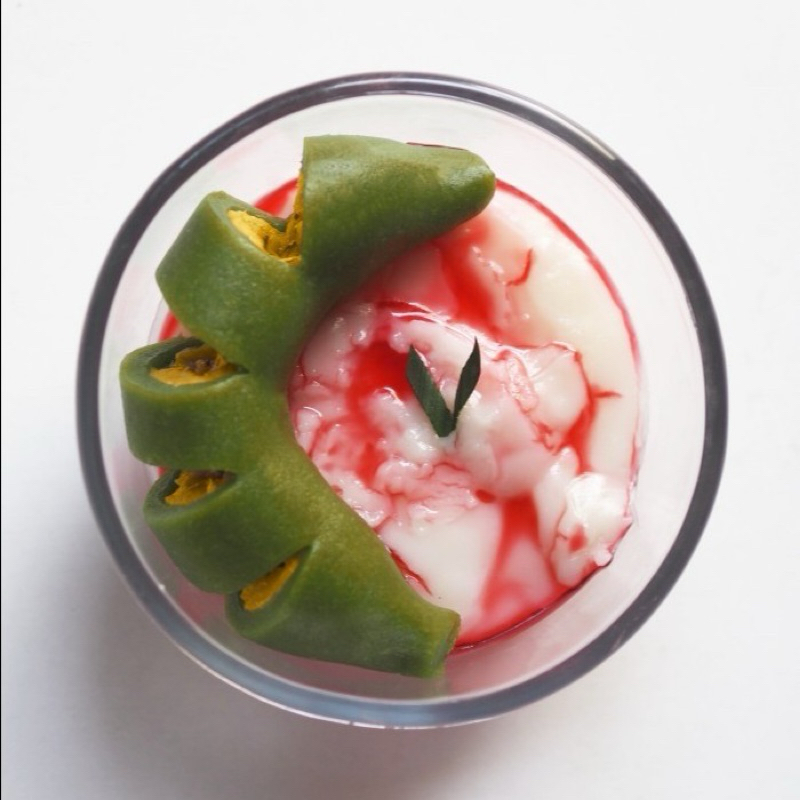 

Pisang Ijo Cendana (Dessert Makassar, pisang dibalut dengan adonan kenyal, dimkan dengan sumum)