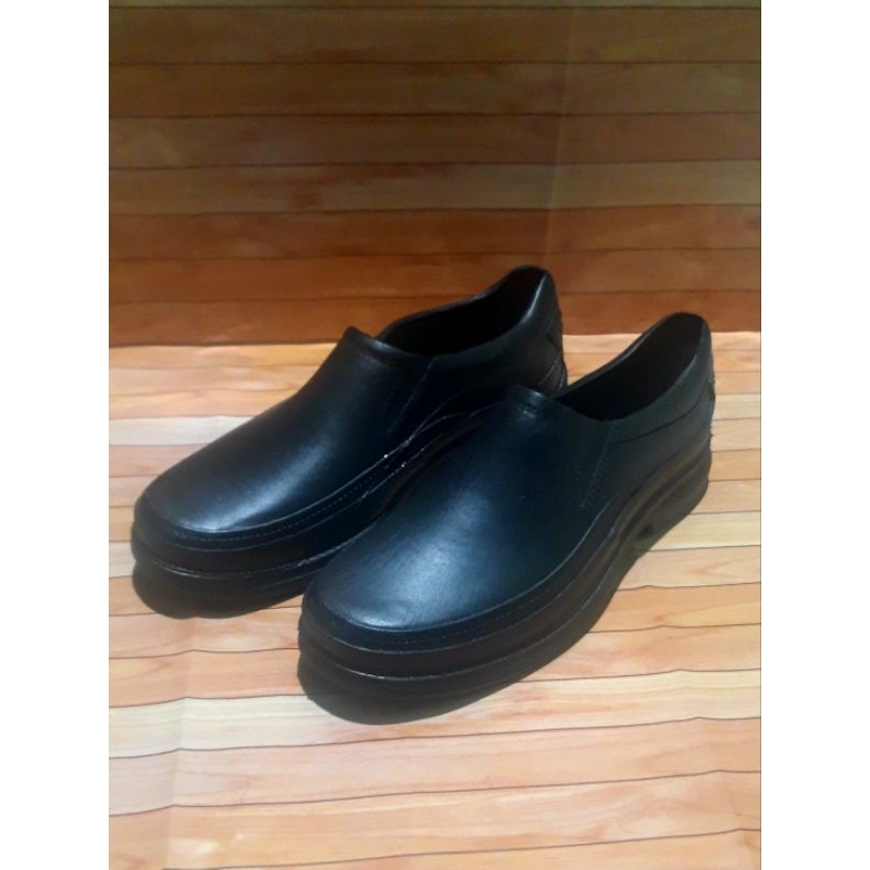 Sepatu Karet Pria Anti Air ATT Hitam Polos Ukuran 40 41 42 43 Terlaris