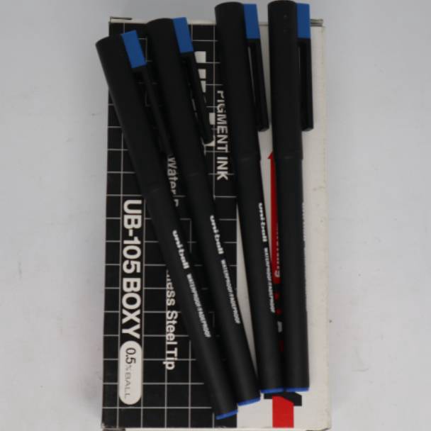 

ART O14I Pen Boxy Uniball UB15