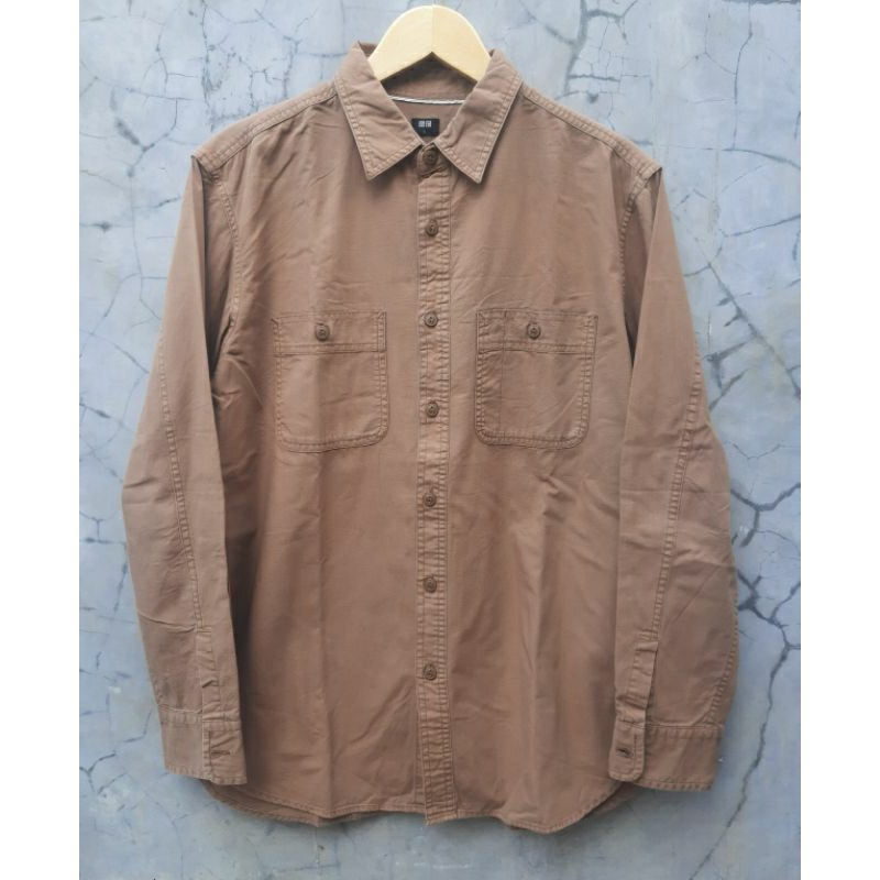 kemeja katun lengan panjang double pocket cokelat polos by uniqlo size L