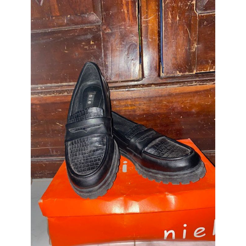 sepatu docmart brand NIEL