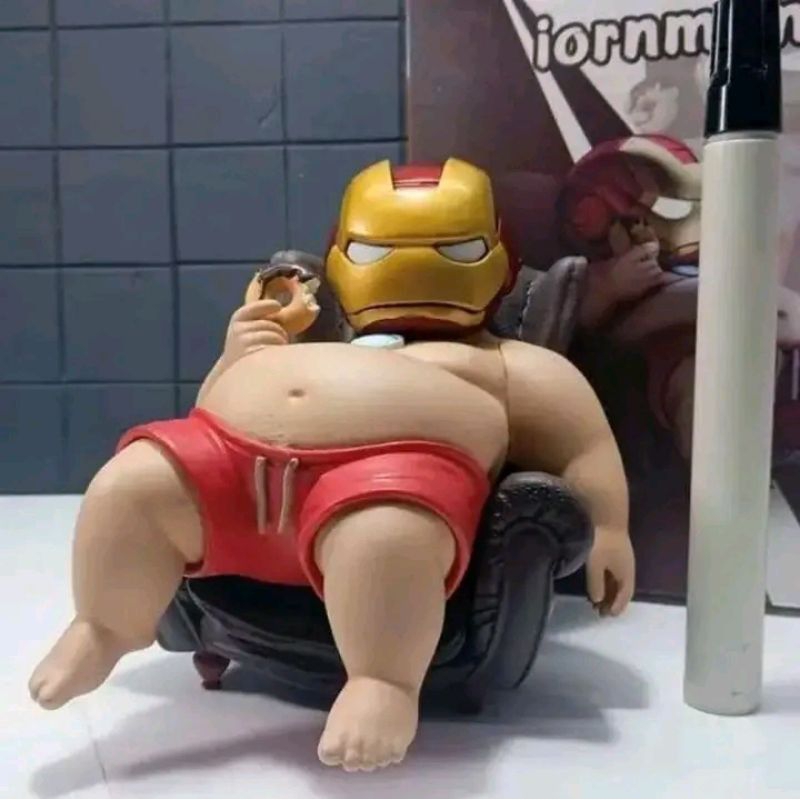 mainan action figure fat man ironman mark 43 lying on sofaavengers infinity wartinggi sekitar barang